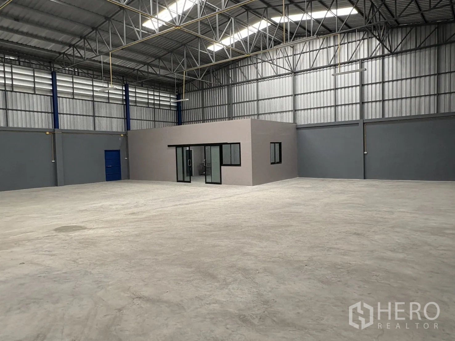 Warehouse for rent in Bang Phli, Samut Prakan - Wide shot of open 400 sqm floor space with a glass-front office and smooth concrete flooring.