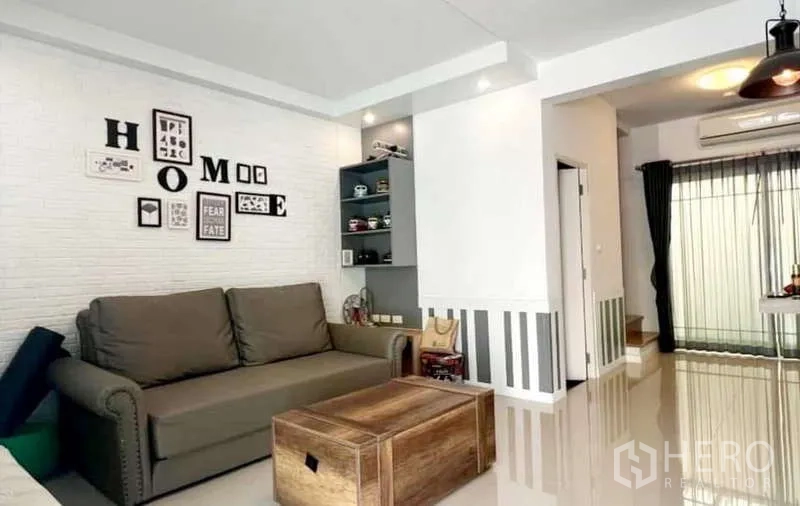 Detached House for rent in Bang Phli, Samut Prakan - Open-plan living area leading to dining and kitchen with sliding doors and air conditioning.