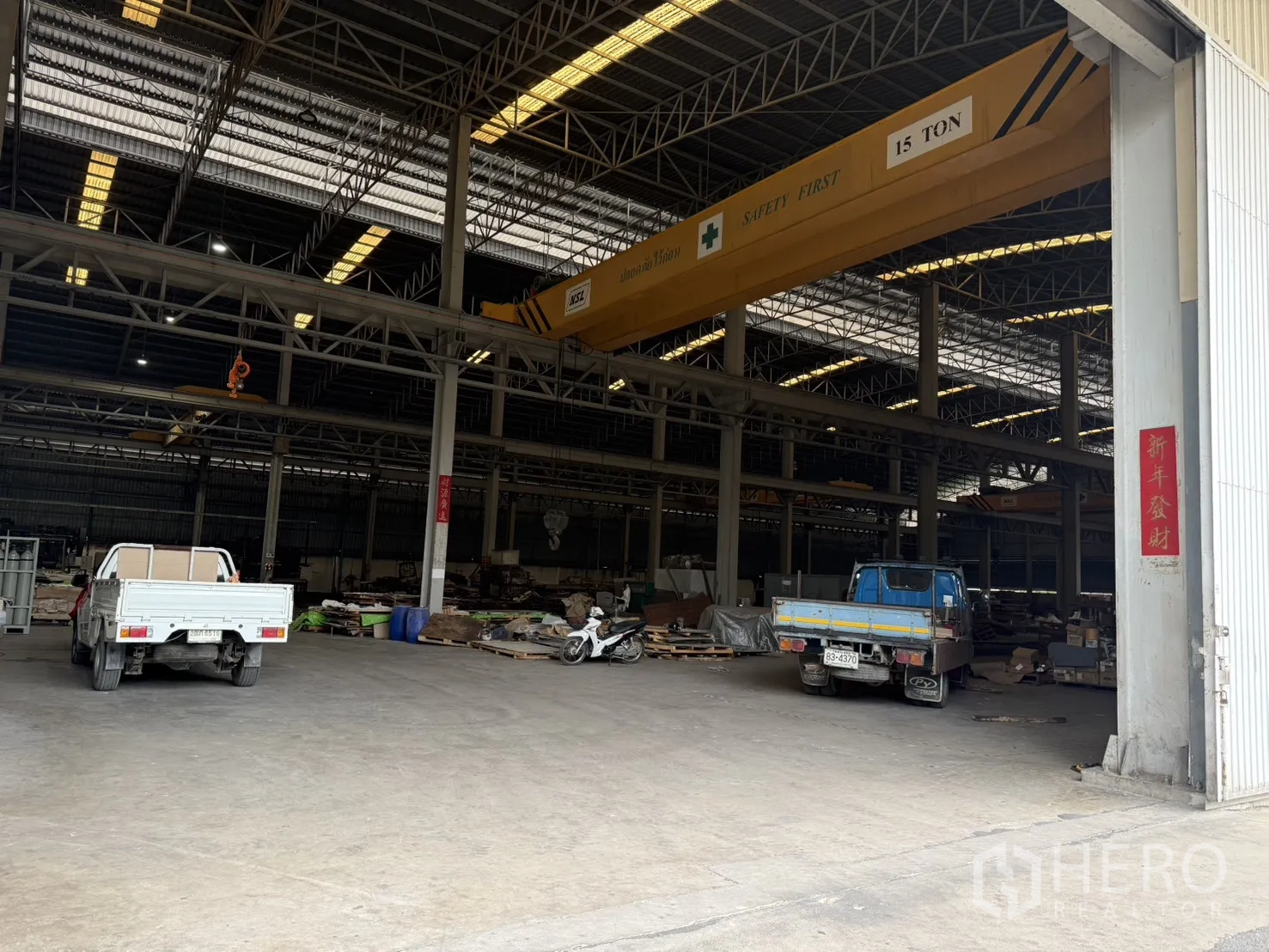 工厂 for rent in Bang Phli, Samut Prakan - 厂房内一角，设小型办公室、车辆与混凝土地坪。