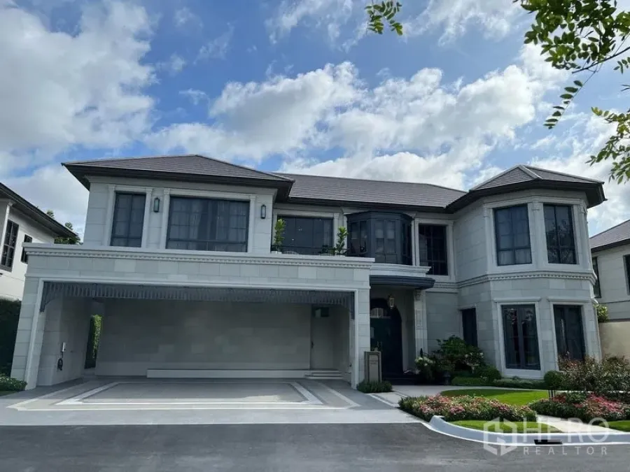 独立式住宅 出售在Suan Luang, Bangkok - 优雅的两层独栋住宅，宽阔车道、覆盖车位与前庭花园