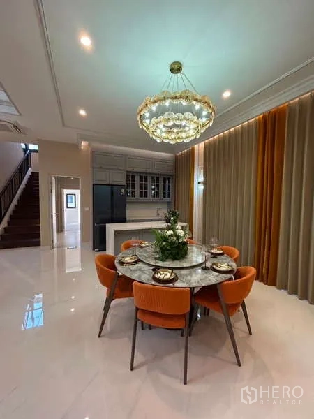 Detached House for sale in Bang Kapi, Bangkok - Separate Thai kitchen with ample cabinets, counters and side door.