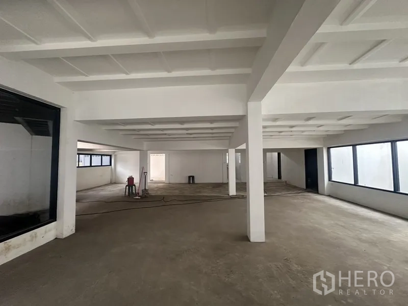 Home Office for rent or sale in Bang Na, Bangkok - Spacious open-plan ground floor with high ceilings and structural columns.