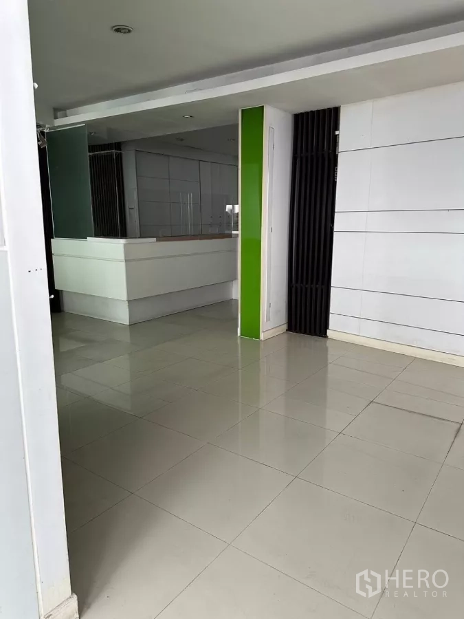 Shophouse for sale in Watthana, Bangkok - Open-plan retail area with white columns and a front counter suitable for showroom use.
