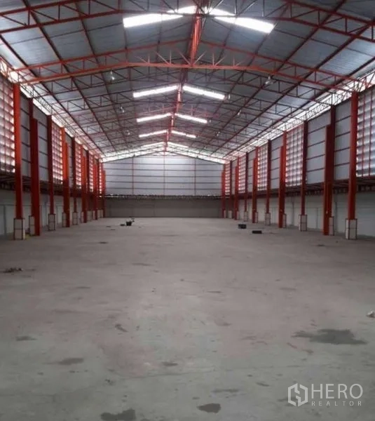 Warehouse for rent in Bang Phli, Samut Prakan - Wide central view of clear-span warehouse under skylight roof