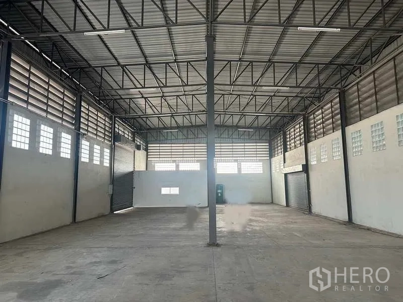 Warehouse for rent in Bang Bua Thong, Nonthaburi - Open storage floor with central column, ventilated walls and natural light windows