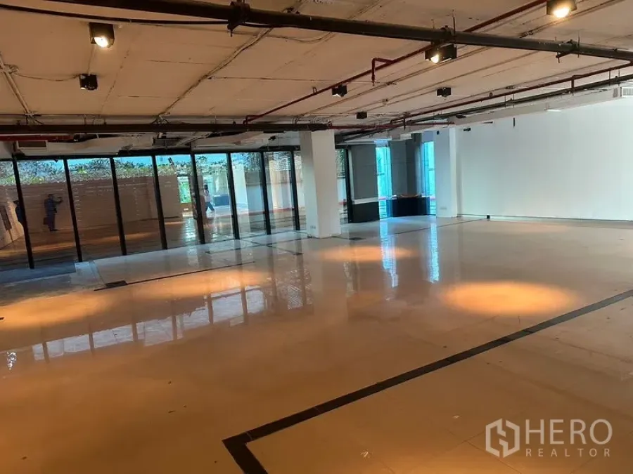 办公空间 出租在Khlong Toei, Bangkok - 大空间办公区域，落地窗与轨道灯，光亮地面，布局灵活。