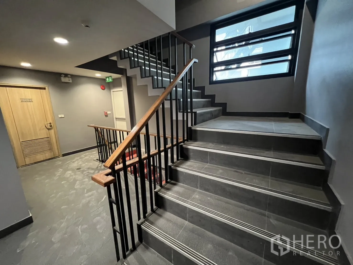 店屋 出租在Bang Rak, Bangkok - 楼梯平台与走廊，金属栏杆和木门