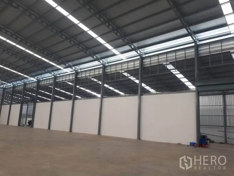 货栈 出租在Bang Phli, Samut Prakan - 开放式储存大厅，白色分隔墙、天窗与平整混凝土地坪。
