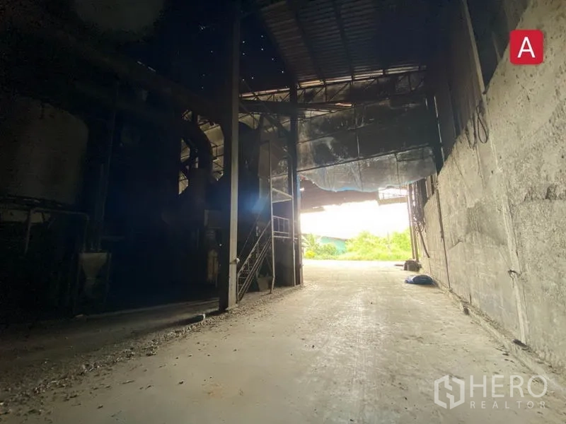 Factory for rent in Chachoengsao - Factory loading entrance with tall doorway opening to the yard for easy truck access.