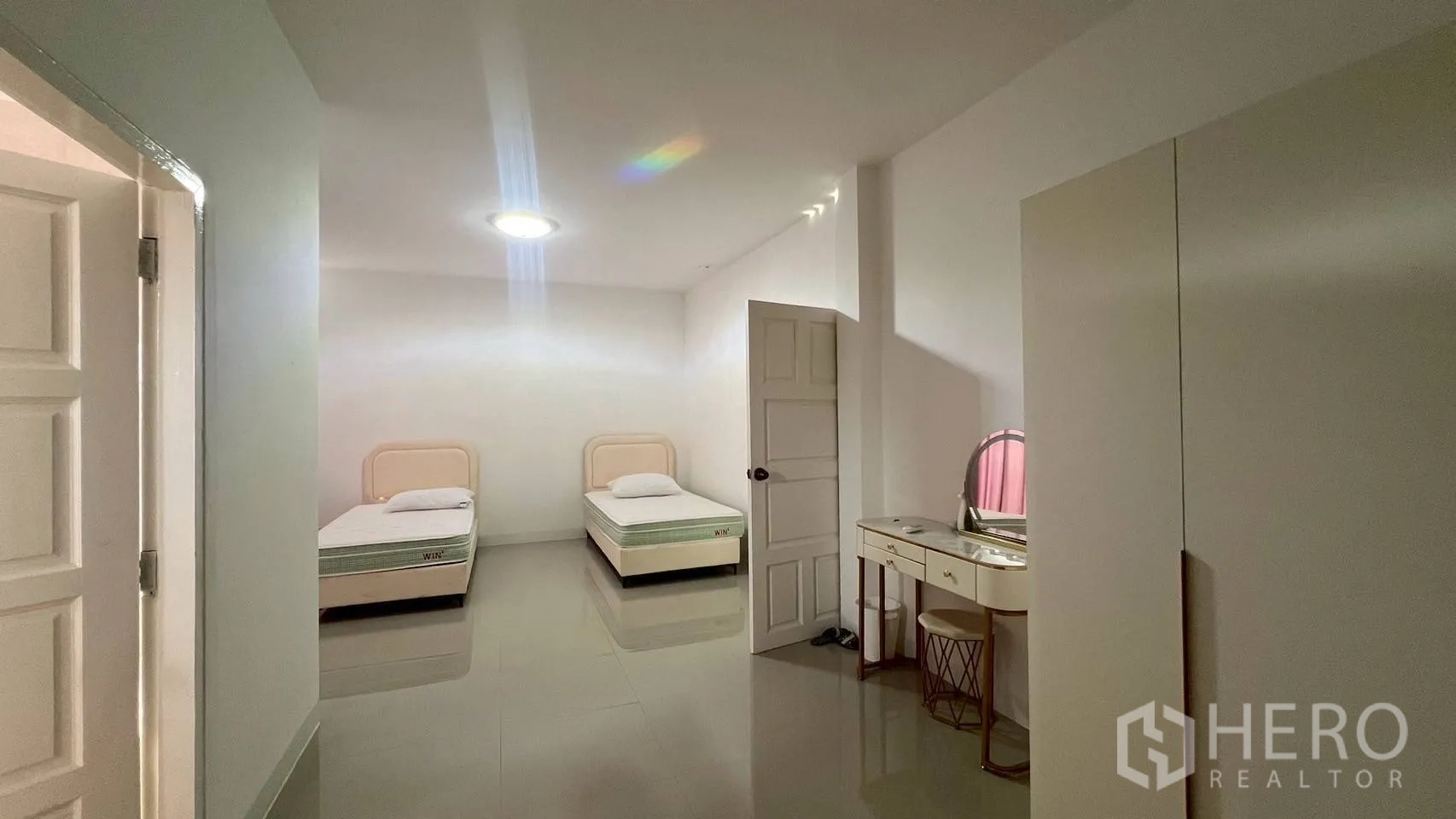 Home Office for rent in Wang Thonglang, Bangkok - Spacious room with two single beds, a vanity and wardrobe.