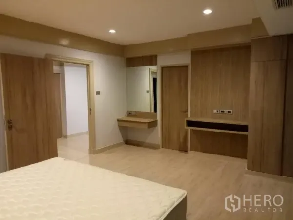 Apartment for rent in Khlong Toei, Bangkok - Bedroom with built-in vanity, wardrobes and recessed lighting
