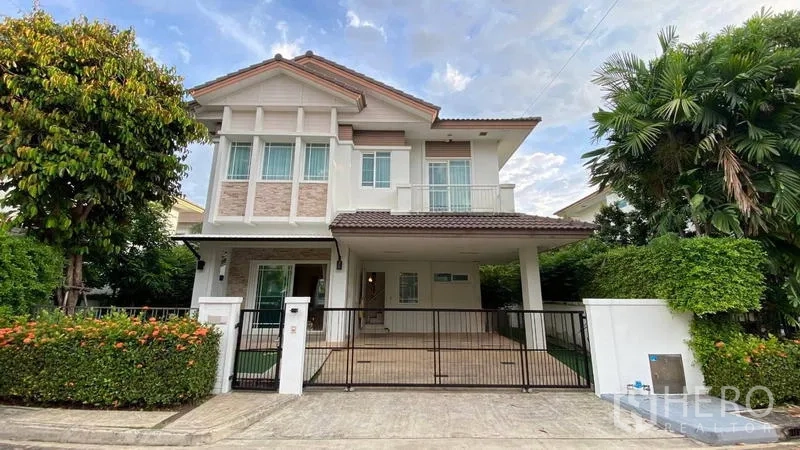 Detached House for rent in Bang Kapi, Bangkok - Front facade of detached house with covered carport and sliding gate.