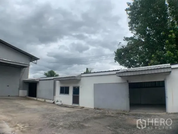 货栈 出租在Lak Si, Bangkok - 单层附属建筑与多间库房，旁有车道与成树