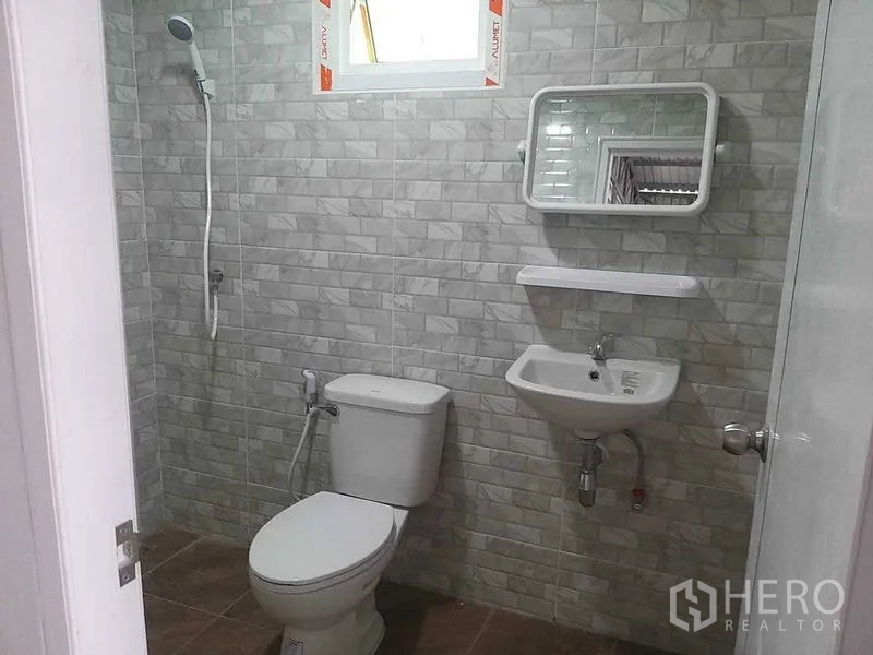 货栈 出租在Bang Khun Thian, Bangkok - 仓内瓷砖卫生间，带坐便器、洗手盆和淋浴