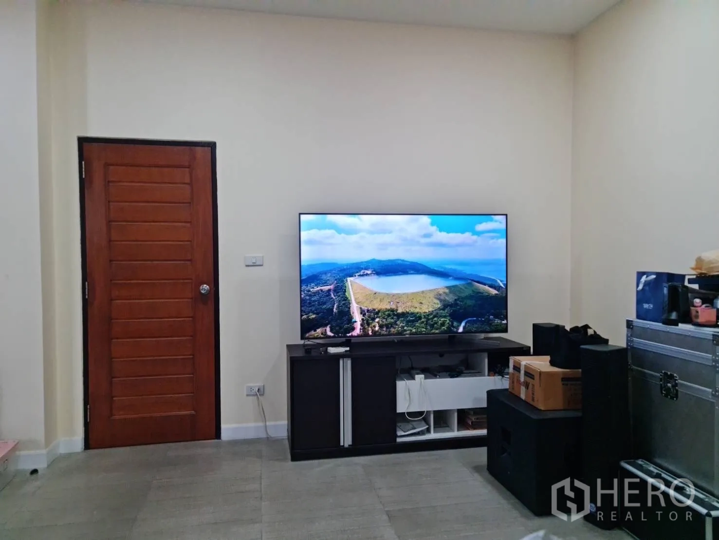 Factory for sale in Krathum Baen, Samut Sakhon - Staff lounge or media room with a large TV and storage cabinets.