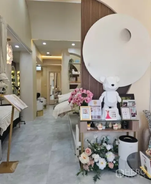 Retail Space for rent in Watthana, Bangkok - Entrance lobby with product display console and decorative circular wall panel.