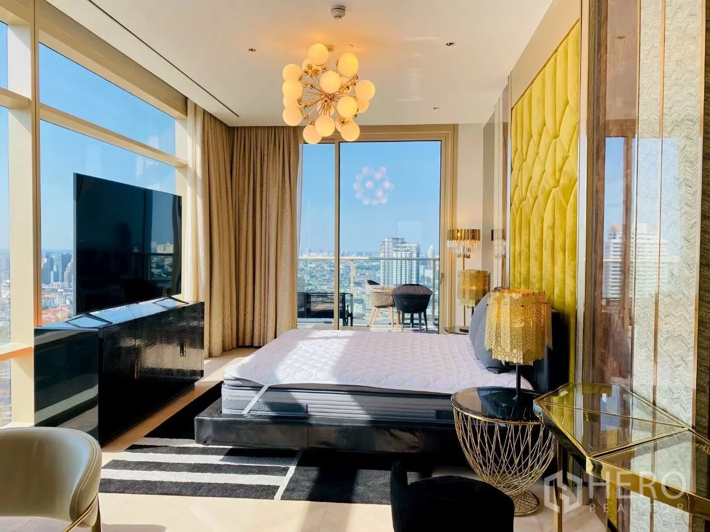 公寓 for rent in Sathon, Bangkok - 主卧室设大窗与阳台，城市景观，醒目软包床头与吊灯。