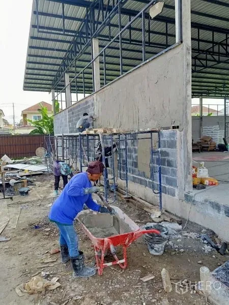 货栈 出租在Khlong Sam Wa, Bangkok - 新建钢结构仓库外观，金属屋顶与砌块墙体施工中