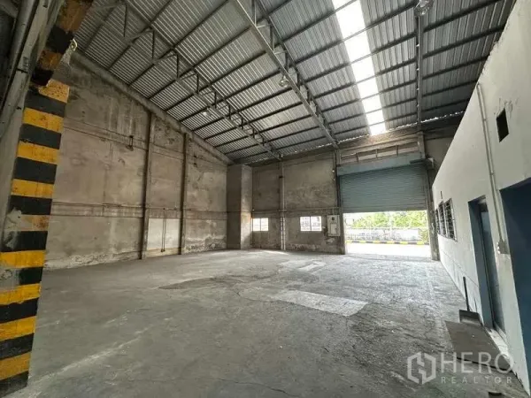 货栈 出租在Mueang Pathum Thani, Pathum Thani - 仓库货湾设宽幅卷闸门，采光板与通风良好。