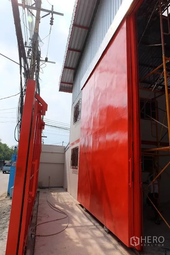 Warehouse for rent in Bang Phli, Samut Prakan - Long interior view highlighting roof trusses and open floor plate.