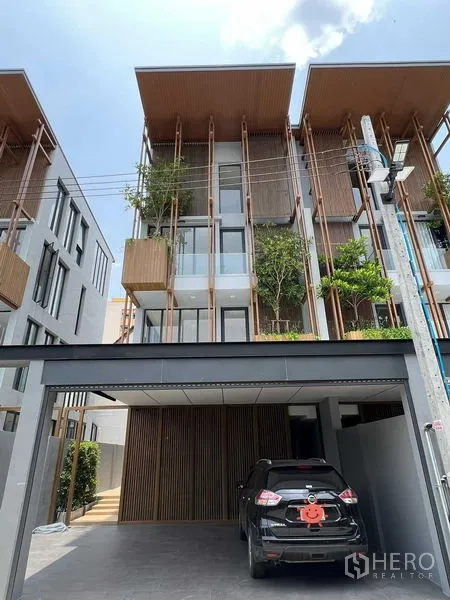 สำนักงานที่บ้าน ขายในWang Thonglang, Bangkok - ด้านหน้าบ้านโฮมออฟฟิศสูง 4 ชั้น พร้อมที่จอดรถในร่มและกระบะปลูกต้นไม้