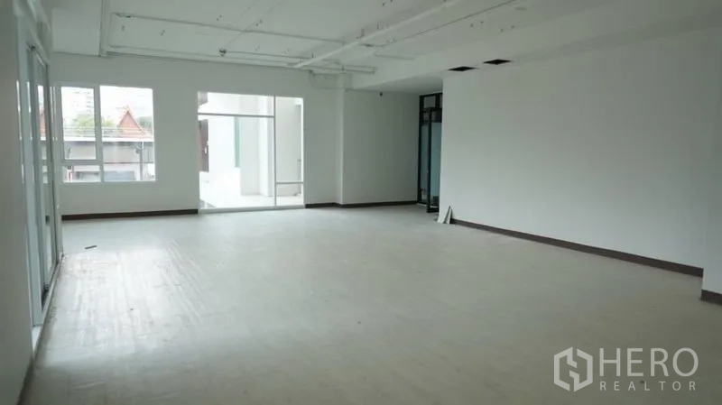 Retail Space for rent in Khlong Toei, Bangkok - Empty retail unit with high ceiling, wide windows and glass entry, ideal for showroom or fitness studio.