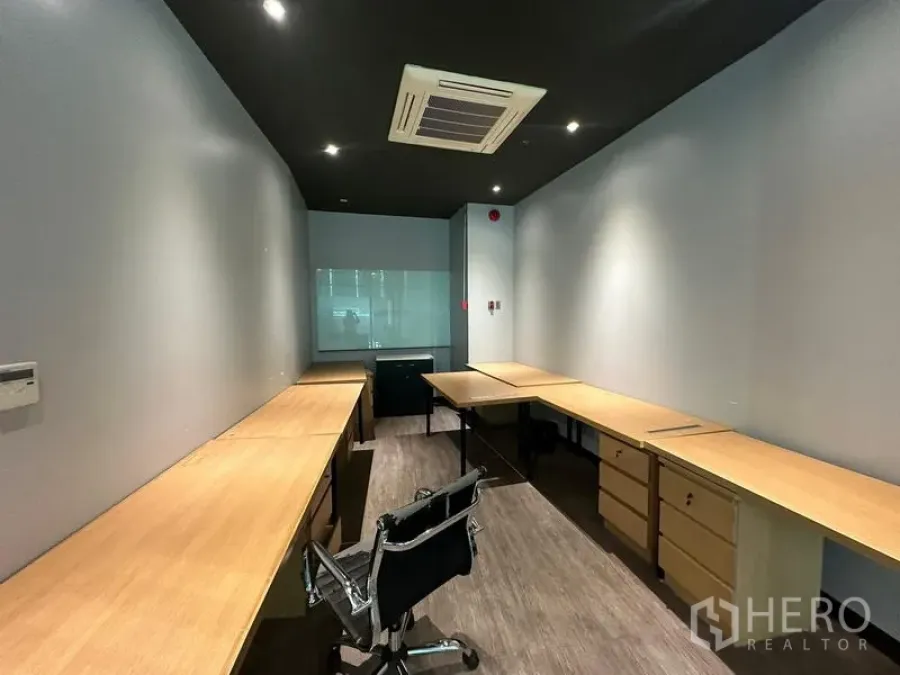 สำนักงาน ให้เช่า - ห้องสำนักงานขนาดกะทัดรัด เฟอร์นิเจอร์ครบ มีโต๊ะทำงานสองฝั่ง ลิ้นชัก ไฟดาวน์ไลท์ และเครื่องปรับอากาศแบบคาสเซ็ต