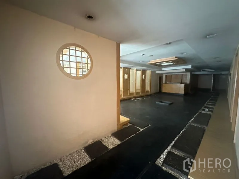 Retail Space for rent in Bang Rak, Bangkok - Double-height lobby with glass curtain walls and polished floors.