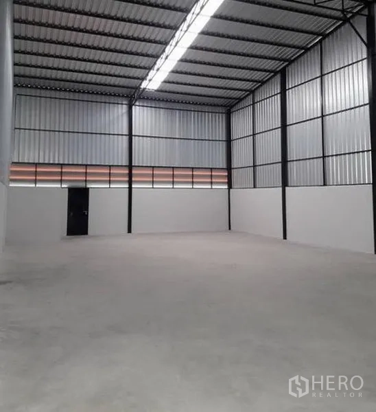 货栈 出租在Lam Luk Ka, Pathum Thani - 仓库内部层高高，钢结构与金属墙面，采光带和光滑混凝土地面。