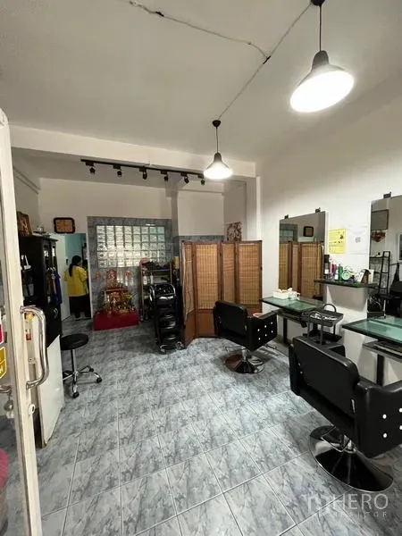 店屋 出租在Khlong Toei, Bangkok - 开放式店铺空间，理发椅、吊灯与玻璃砖隔墙。