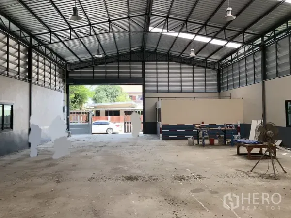 คลังสินค้า ขายในPathum Thani - ภายในโกดังโล่ง เพดานสูง มีช่องแสง พื้นคอนกรีต และประตูม้วนหน้าเปิดกว้าง