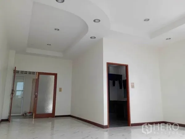 Office Space for rent in Khlong Toei, Bangkok - Bright office room with decorative false ceiling, recessed downlights and glossy tile floors.