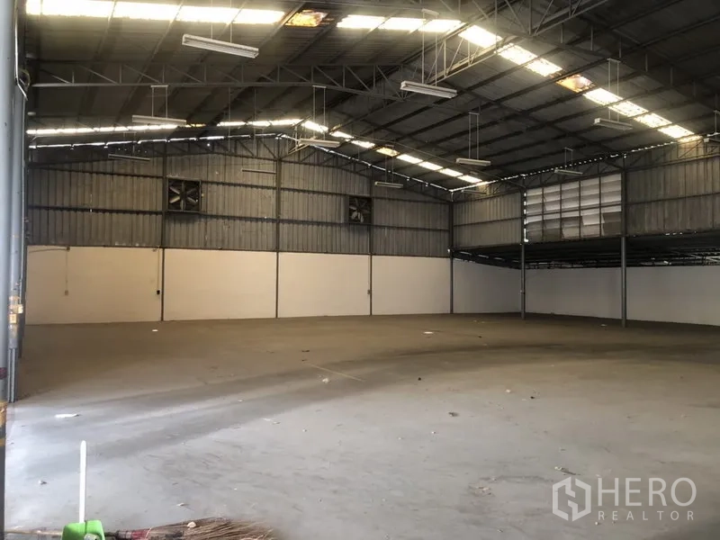 货栈 出租在Prawet, Bangkok - 宽敞仓库内景，高钢结构屋顶与通风窗