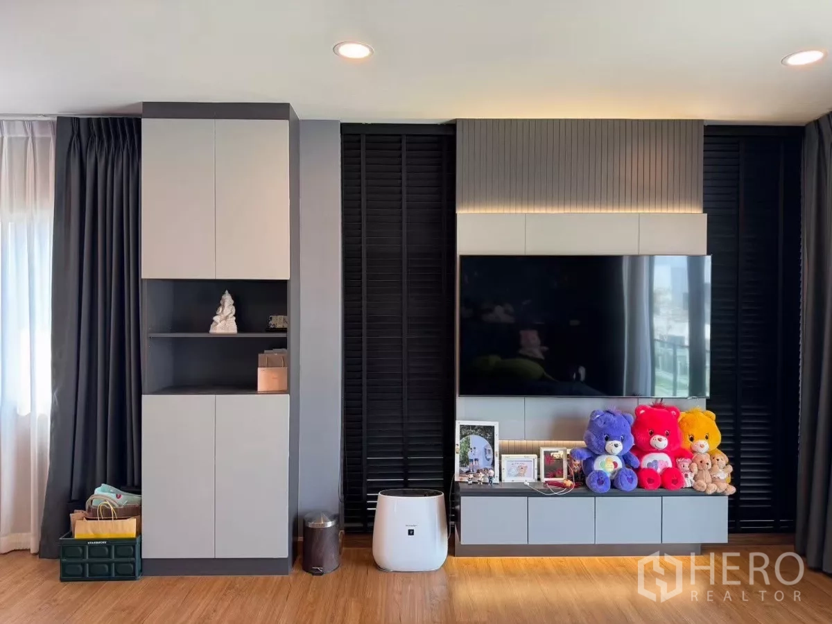 Detached House for rent in Bang Phli, Samut Prakan - Built-in TV wall with cabinets and shelving in the master bedroom.