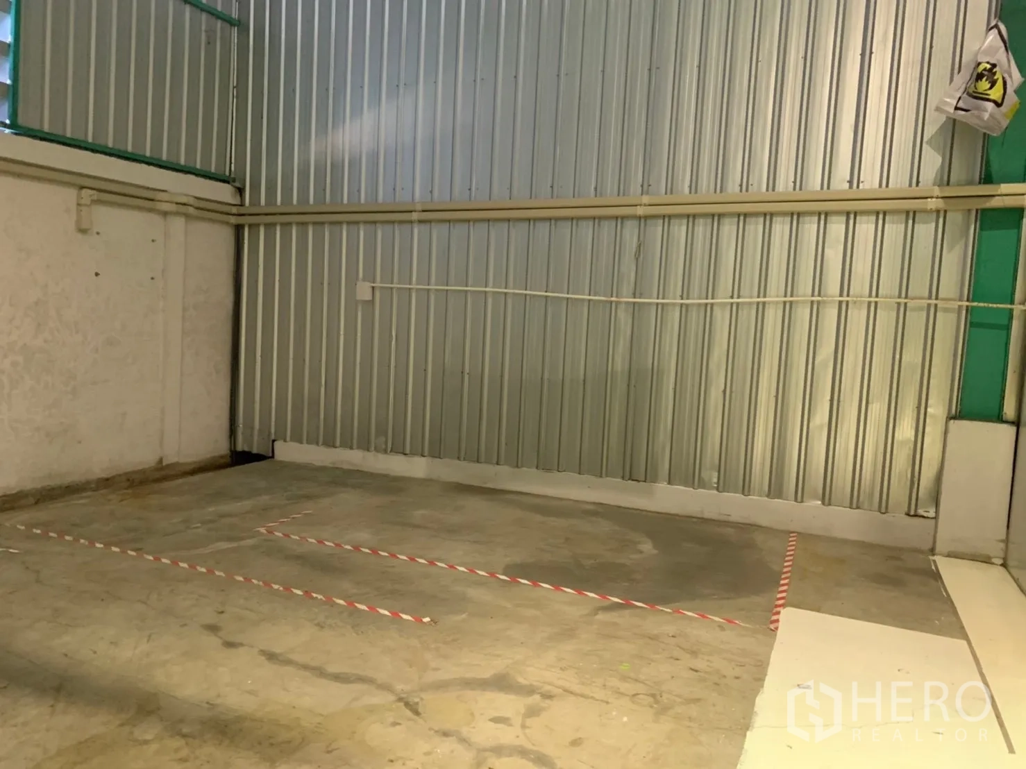 Factory for rent in Khlong Luang, Pathum Thani - Utility or loading zone with concrete floor and metal cladding walls.