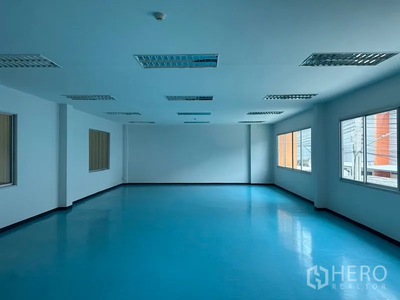 Factory for rent in Bang Phli, Samut Prakan - Clean production or office room with blue epoxy floor and windows.
