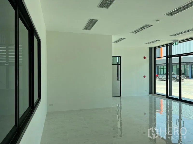 Warehouse for rent in Bang Phli, Samut Prakan - Office lobby with full-height glass doors overlooking the driveway