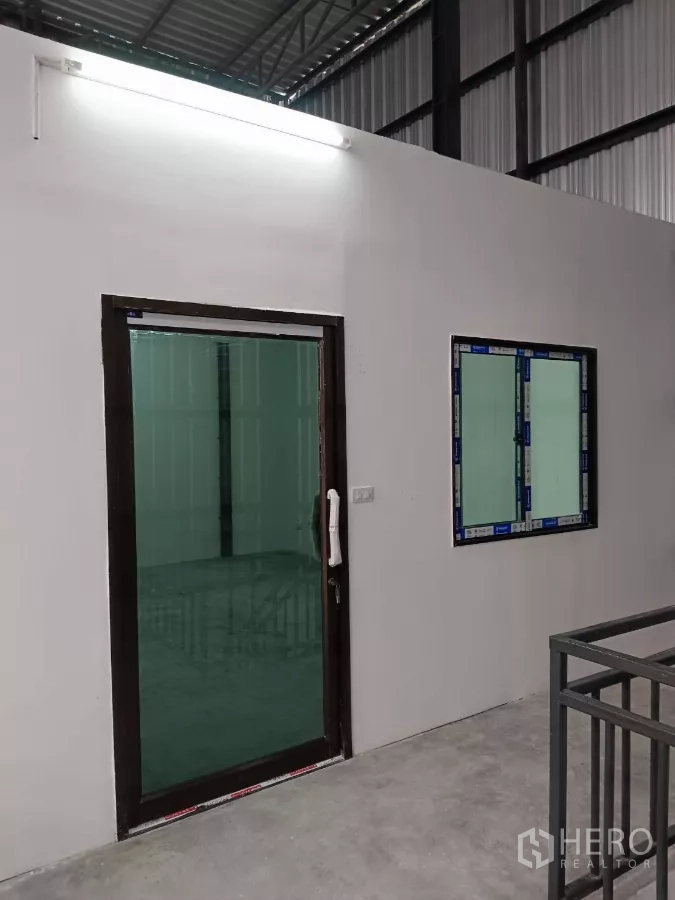 货栈 出租在Bang Phli, Samut Prakan - 夹层办公室玻璃门与窗户，可俯瞰仓库作业面。