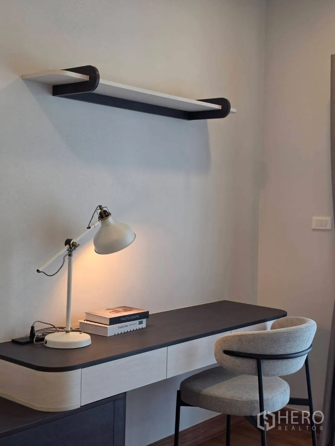 Detached House for rent in Bang Phli, Samut Prakan - Work desk with lamp, chair, and books under floating shelf.