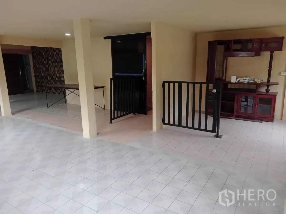 Detached House for rent in Phaya Thai, Bangkok - Open hall with railings and built-in cabinet, ideal for dining or reception.