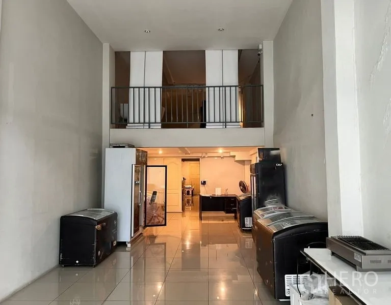 店屋 出租在Watthana, Bangkok - 开放式一层空间，带夹层与嵌灯，后方工作区