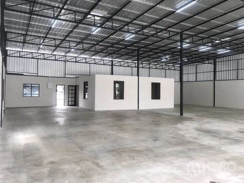 Warehouse for rent in Pathum Thani - Warehouse floor with integrated office rooms, metal roofing and LED lighting grid for bright, even illumination.