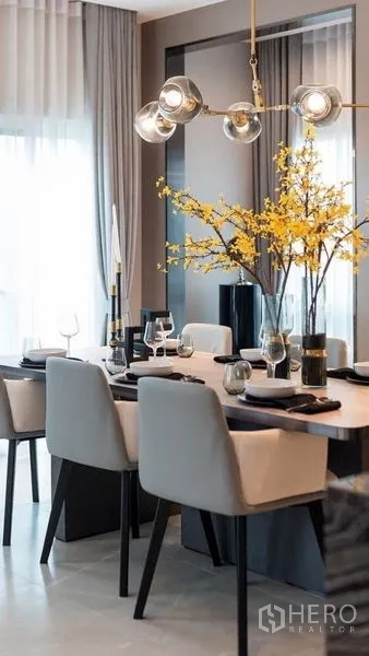 บ้าน ให้เช่าในPrawet, Bangkok - การจัดโต๊ะอาหารสวยงามกับโคมไฟโมเดิร์นและอุปกรณ์บนโต๊ะ