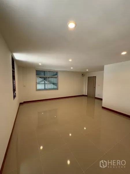 Warehouse for rent in Bang Khun Thian, Bangkok - Spacious office room with windows and LED downlights.