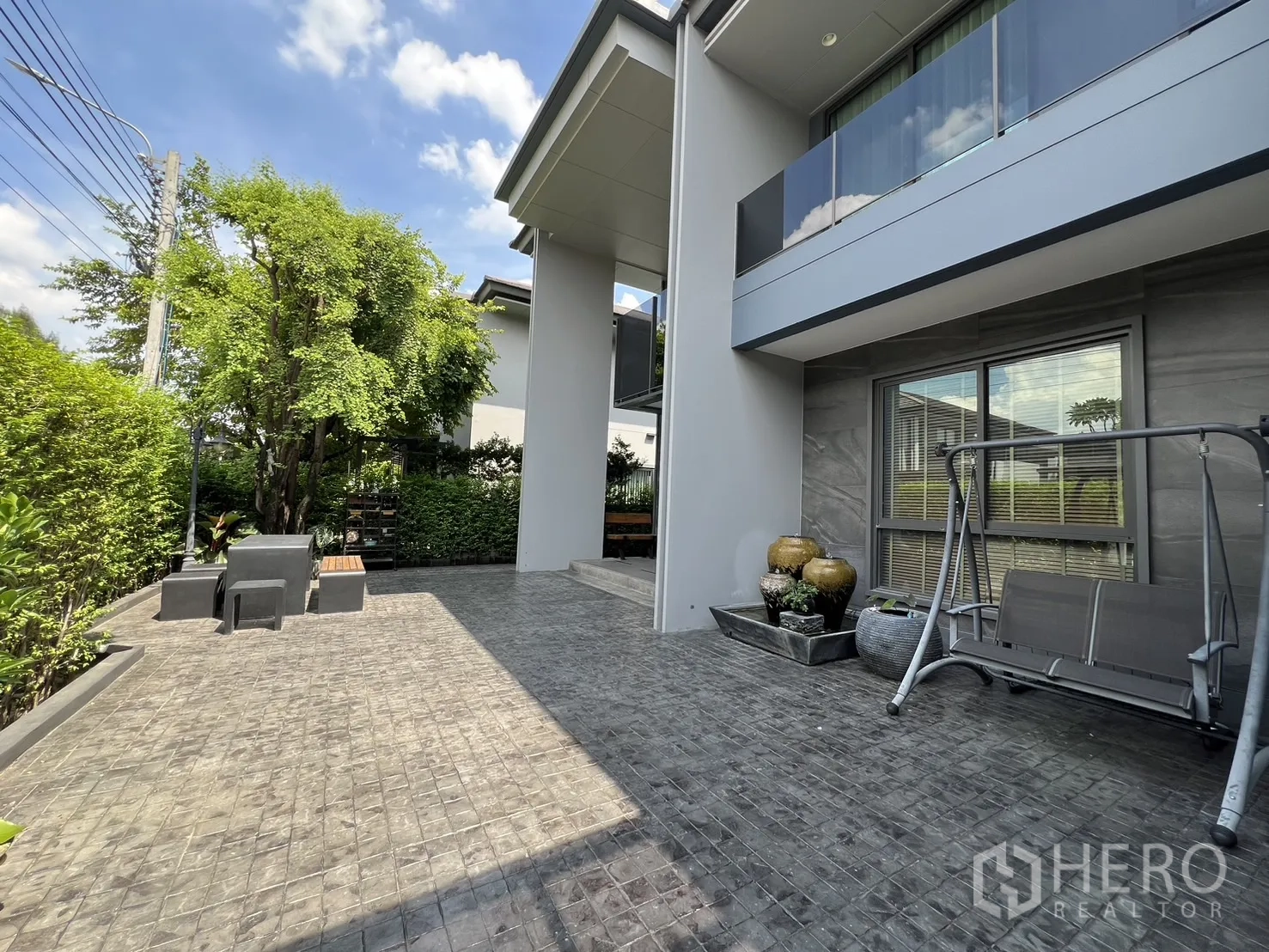 Detached House for rent or sale in Bang Kapi, Bangkok - House exterior with large courtyard and covered parking.
