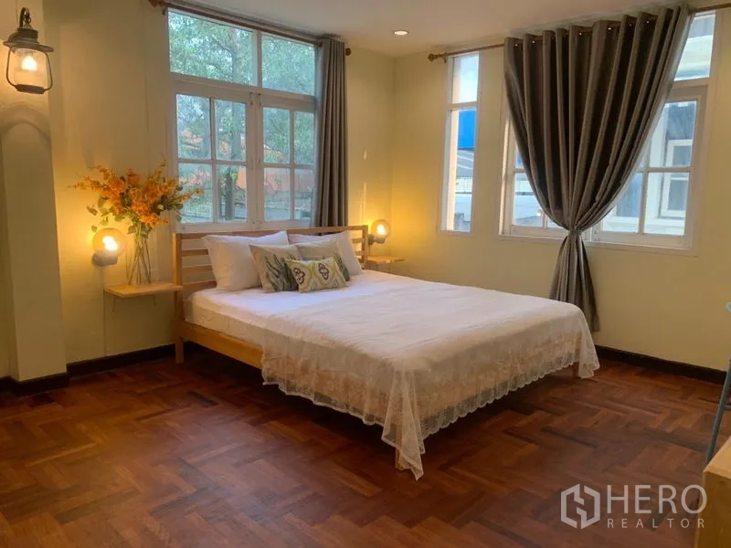 带办公室的家 出租在Suan Luang, Bangkok - 转角主卧，落地窗与木地板，采光充足