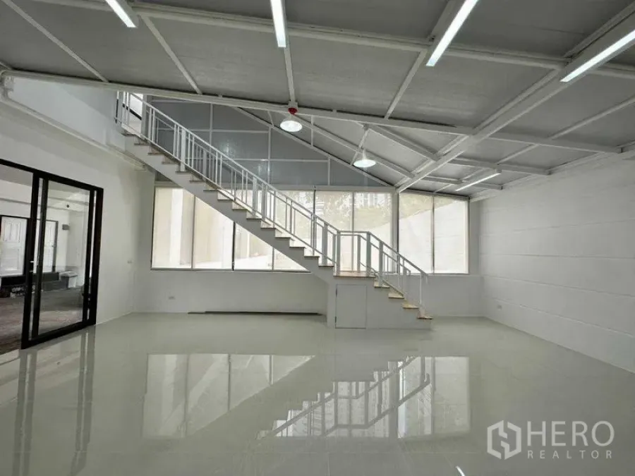 办公空间 出租或出售在Khlong Toei, Bangkok - 明亮开放的办公室，长楼梯、斜顶与大面积窗户。