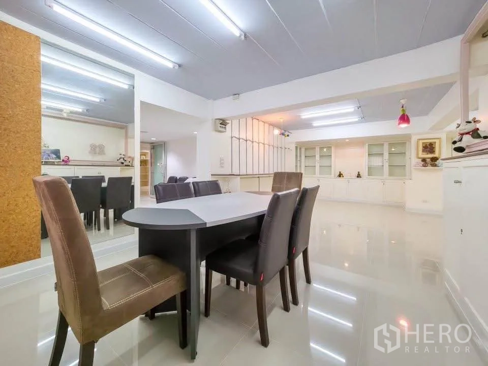 Office Space for rent in Khlong Toei, Bangkok - Large meeting or dining area with table, glossy tiles and fluorescent lighting.