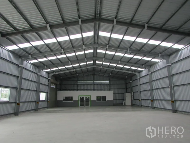 货栈 出租在Pak Kret, Nonthaburi - 仓库内部空间通透，山墙屋顶很高，设采光带与内部办公室。