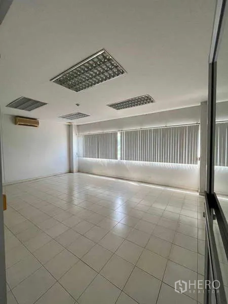 Warehouse for rent in Lat Krabang, Bangkok - Air-conditioned office room with natural light and vertical blinds.